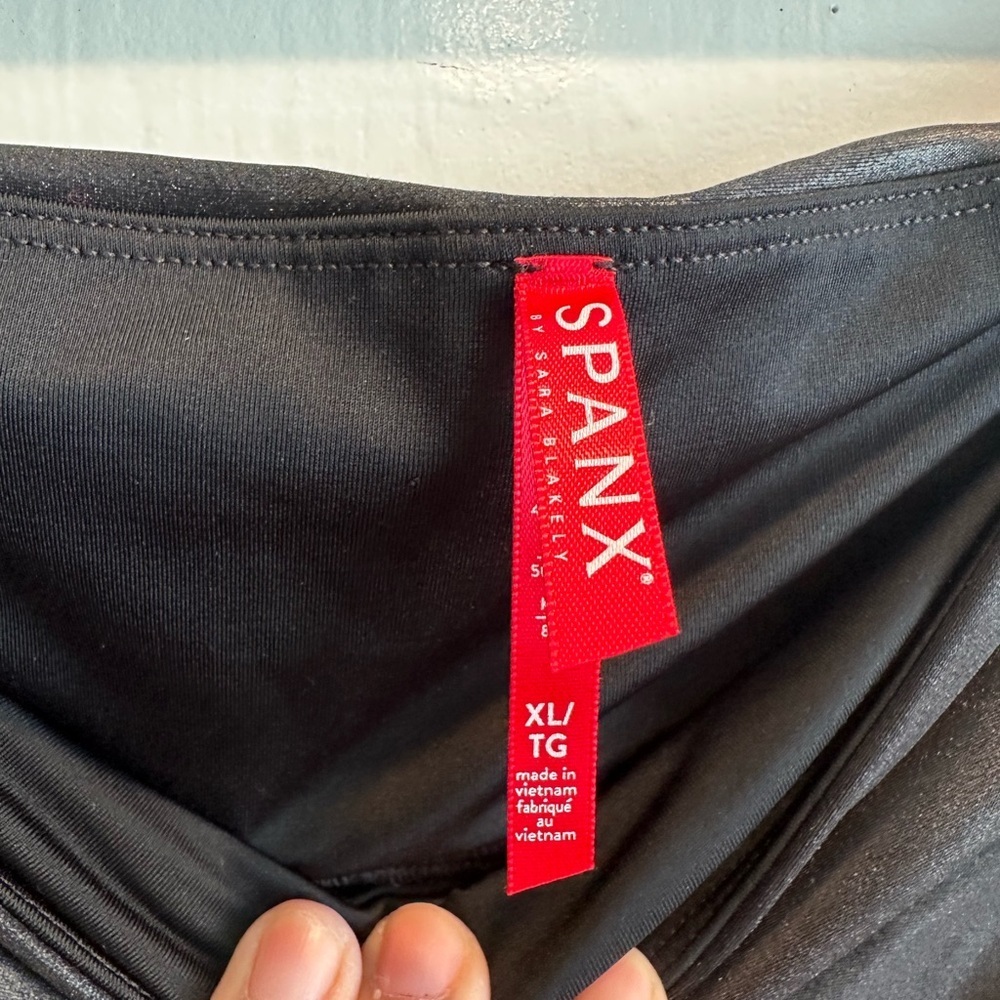 SPANX Shiny Black Leggings - Picture 3 of 4